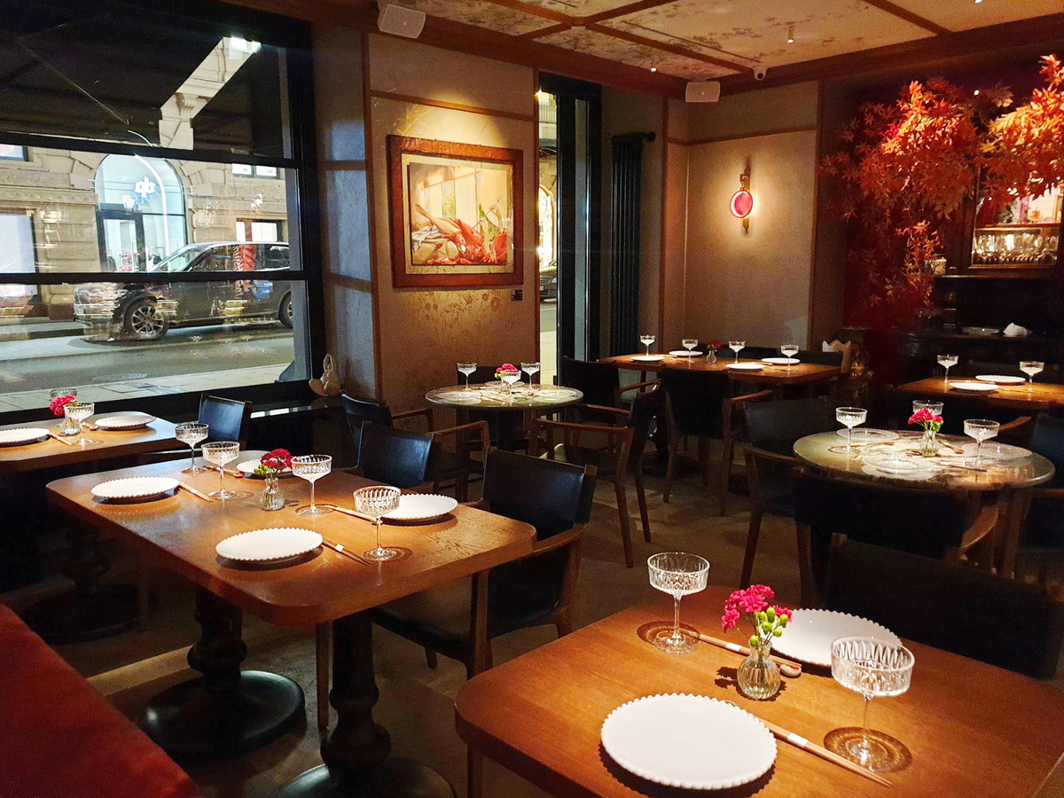 Общий вид зала японского ресторана Oshi Izakaya Emperor