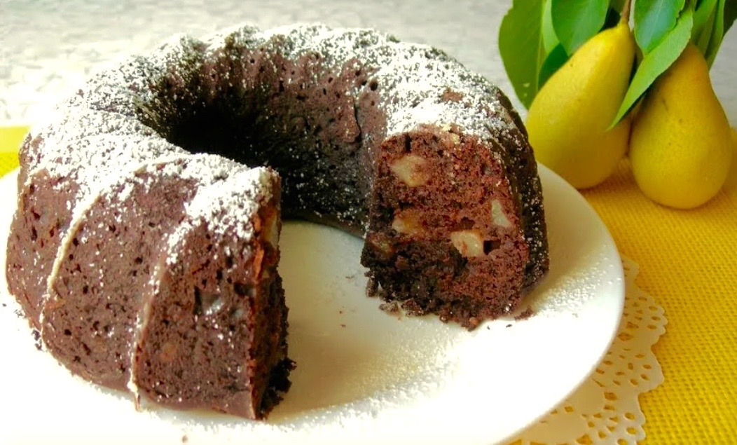 Кекс с грушевой начинкой, шоколадом и орехами.