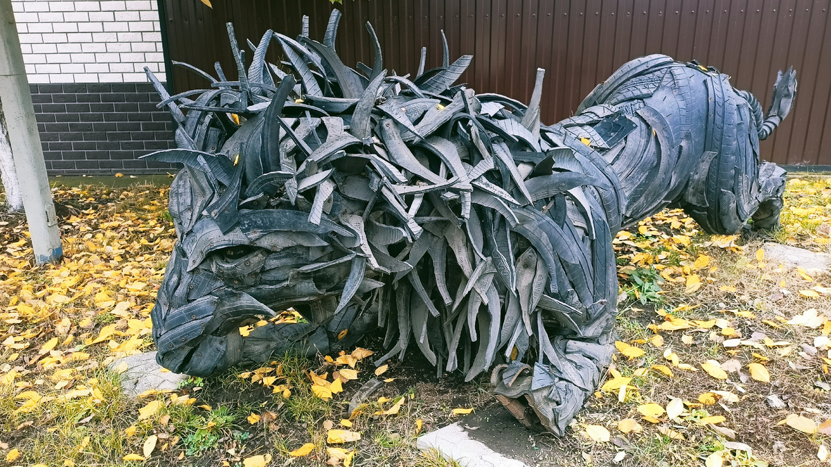 Лев из автошин в осенней пожелтевшей листве! Фото автора.