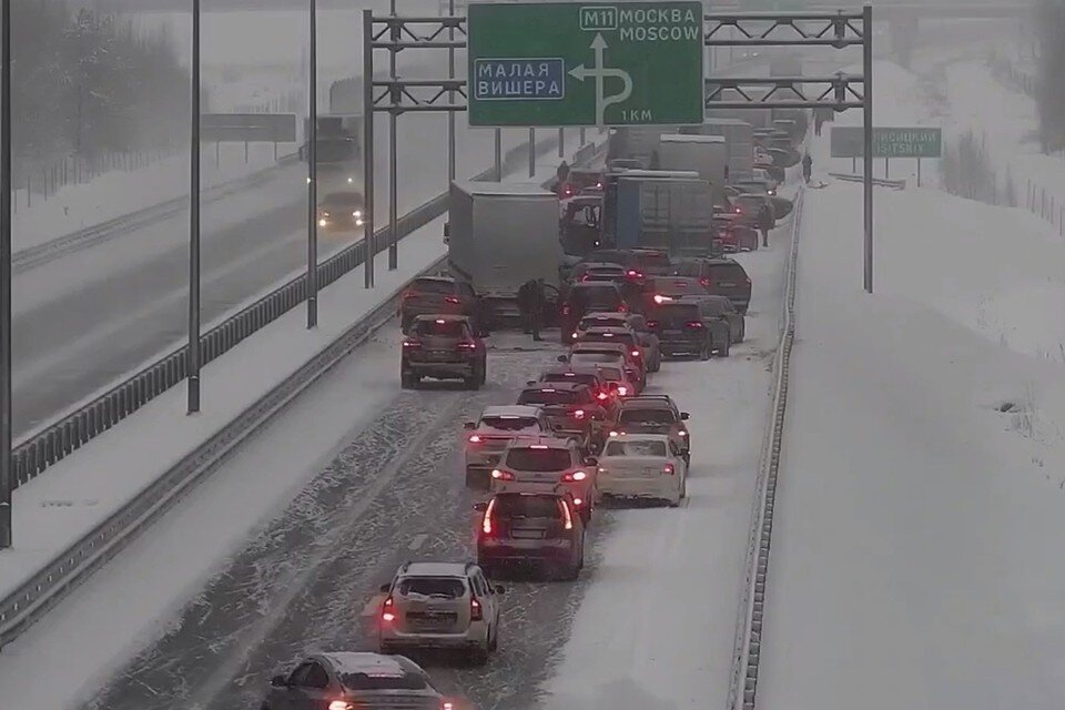 Всего в аварию попали 66 авто. Оформлено 17 ДТП. Фото: скрин с камеры на М11