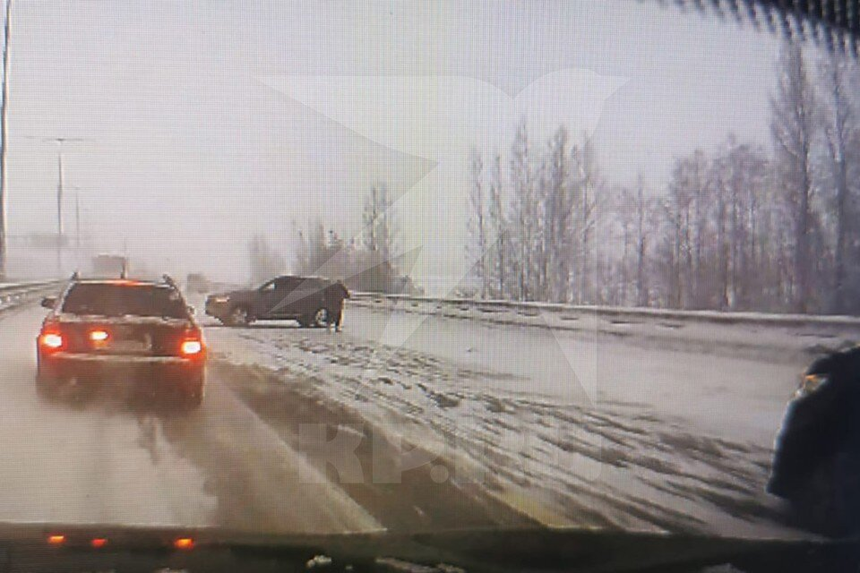 За секунду до аварии. Черная машина справа - Honda, в которой ехала погибшая семья. Силуэт около Chery - супруга погибшего пенсионера. Она успела отскочить от летящей машины. Фото: предоставлено "КП" Валерием Фединым