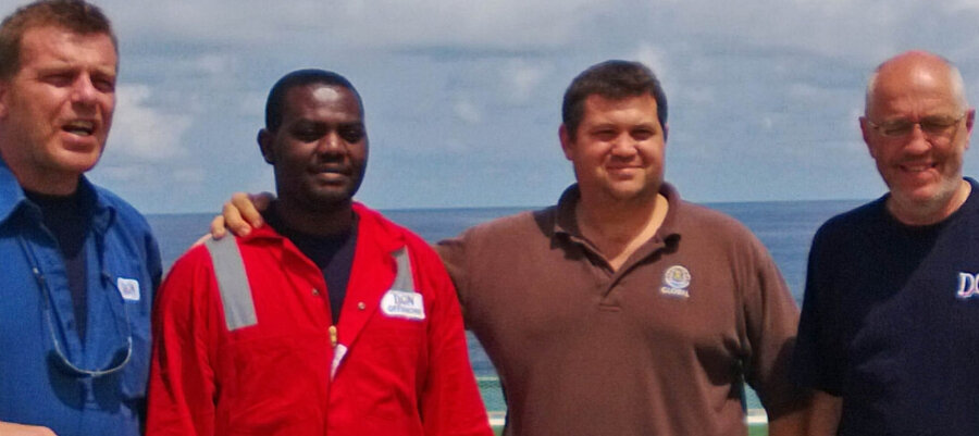 Харрисон со своим спасителем. Теперь сам работает водолазом-спасателем