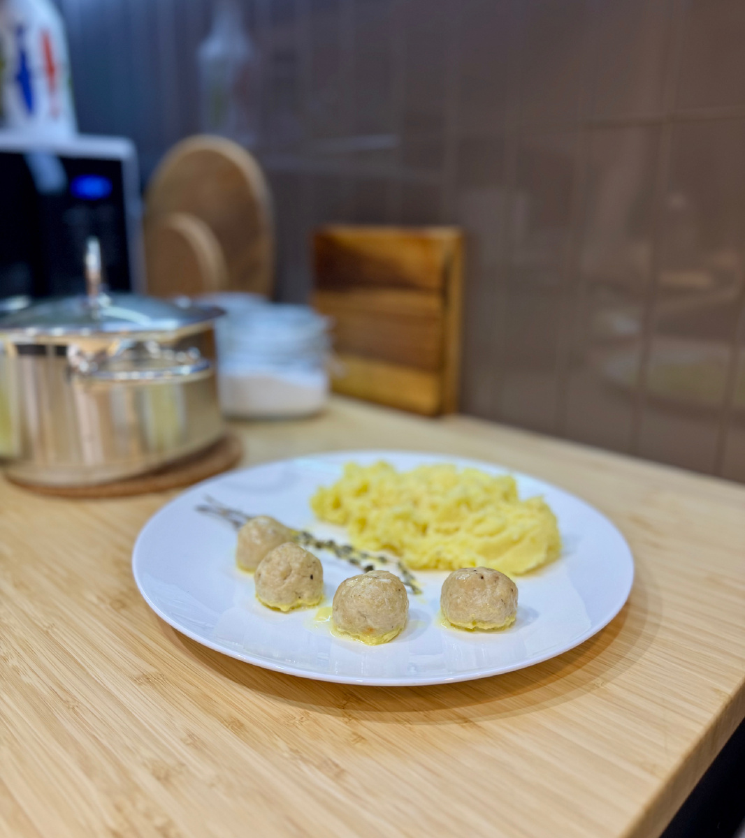 Обед. Картофельное пюре с куриными фрикадельками 