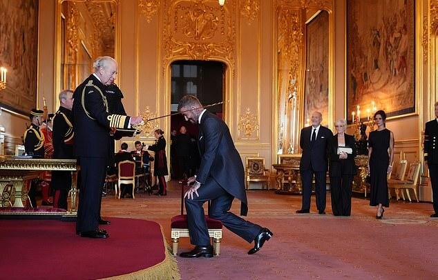 Утром во вторник сэр Дэвид поклонился Королю