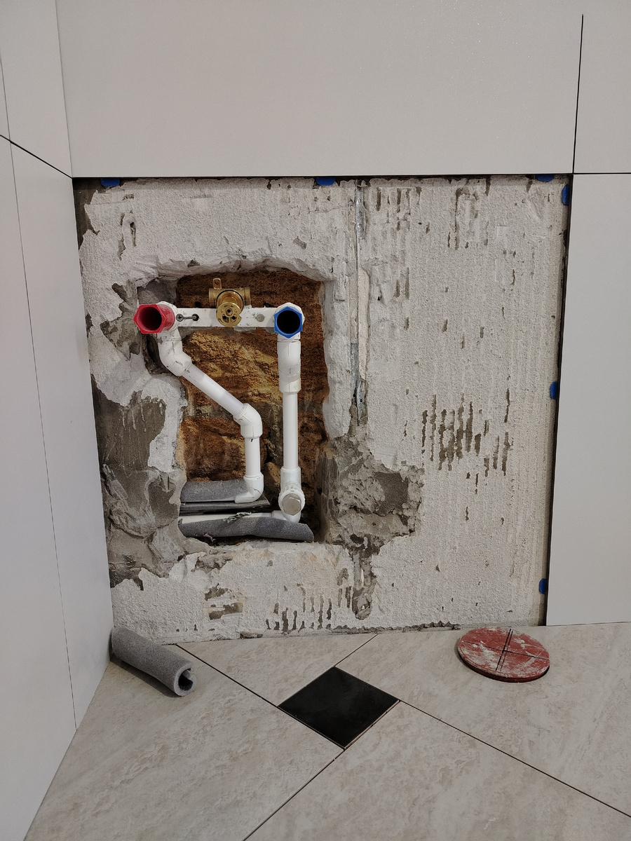 Уже разбили плитку и гребёнку. 