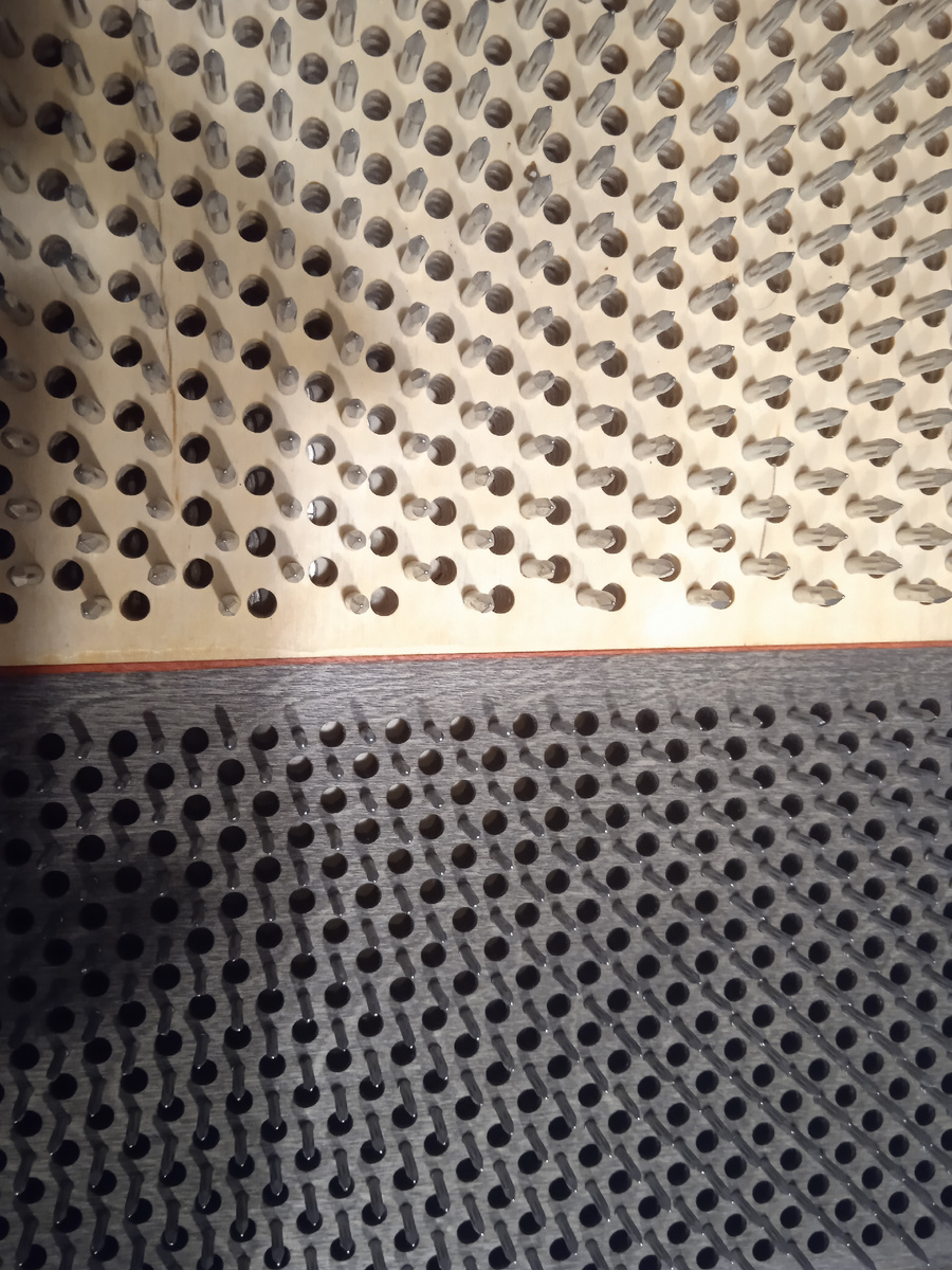 "Злые" гвозди (12 мм расстояние между остриями) и "добрые" гвозди (8 мм расстояние)