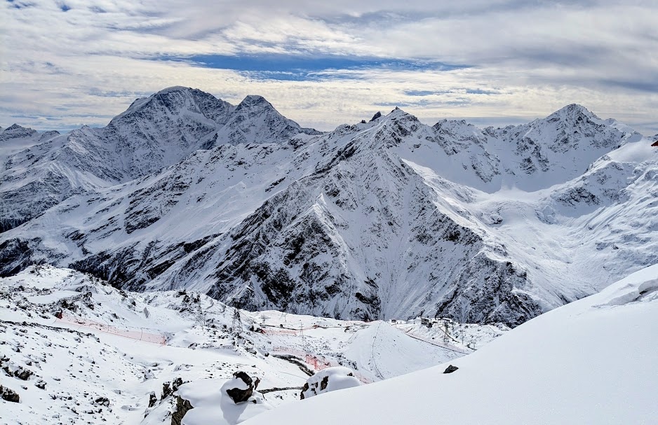 Эльбрус. Снимок сделан на высоте 3500 метров. Фото автора