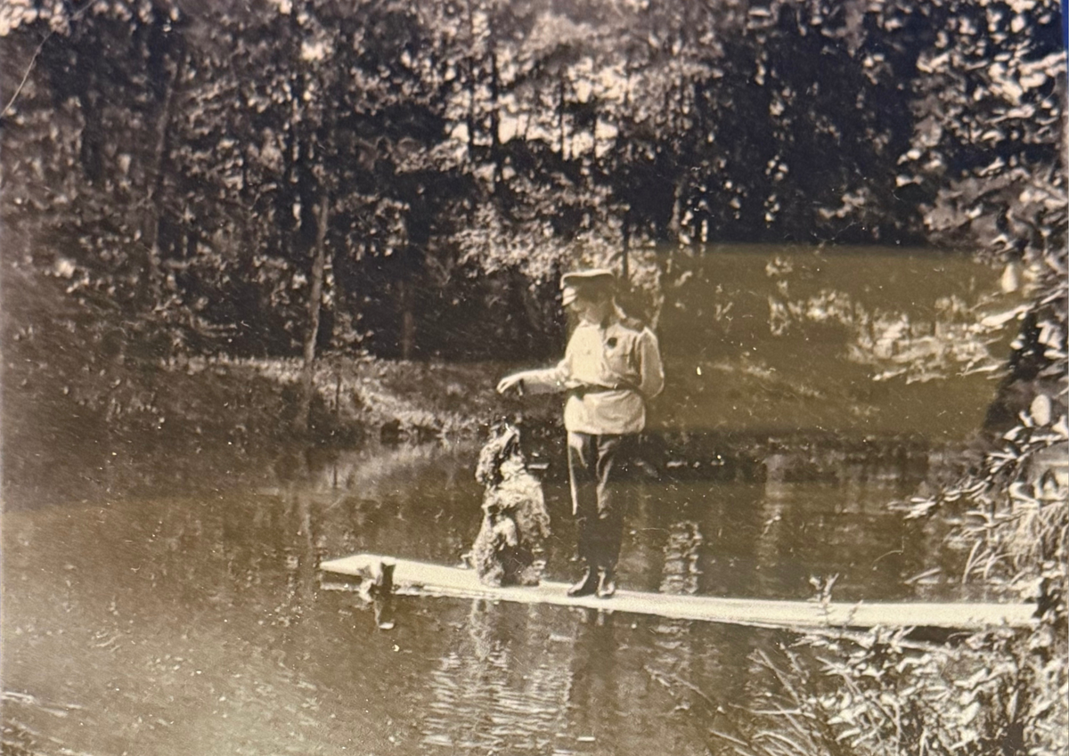 Цесаревич Алексей со спаниелем Джоем.
