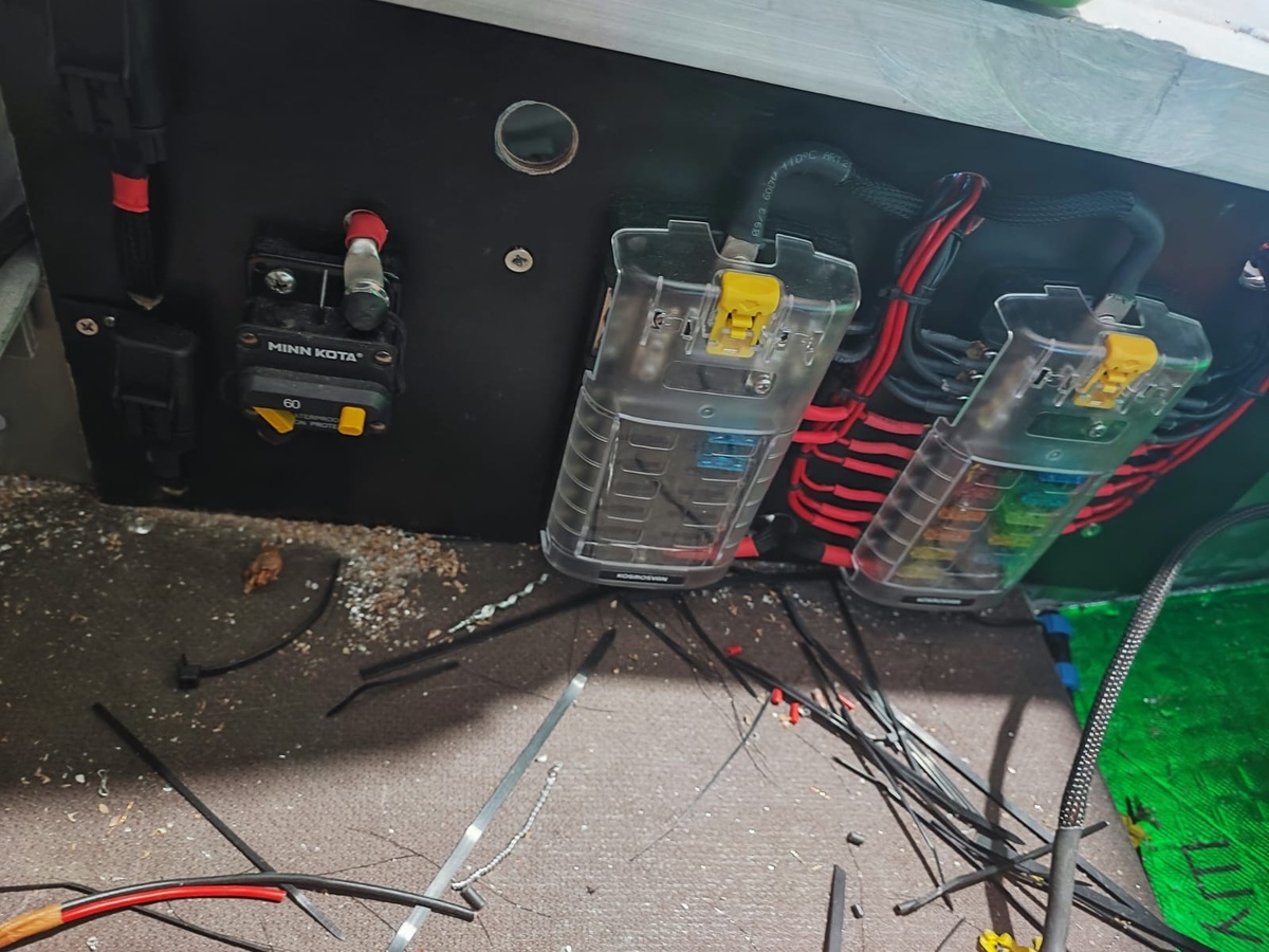 Подключение каждого прибора, через свой предохранитель.