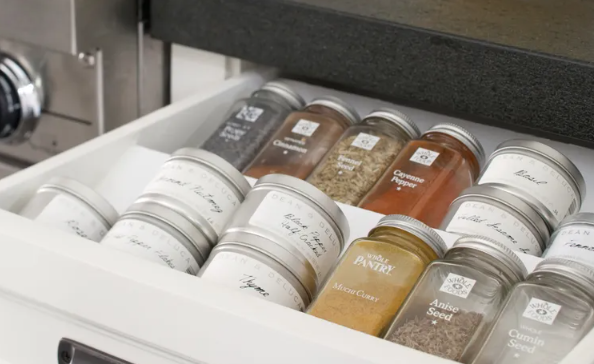 Экономьте время и пространство на кухне, аккуратно расставляя баночки для специй