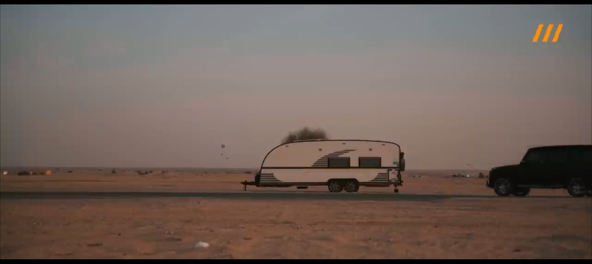 Мориарти на G-Class подъезжает к трейлеру-лаборатории. Это — "прокачанная" версия Уолтера Уайта, символ нового, индустриального этапа.