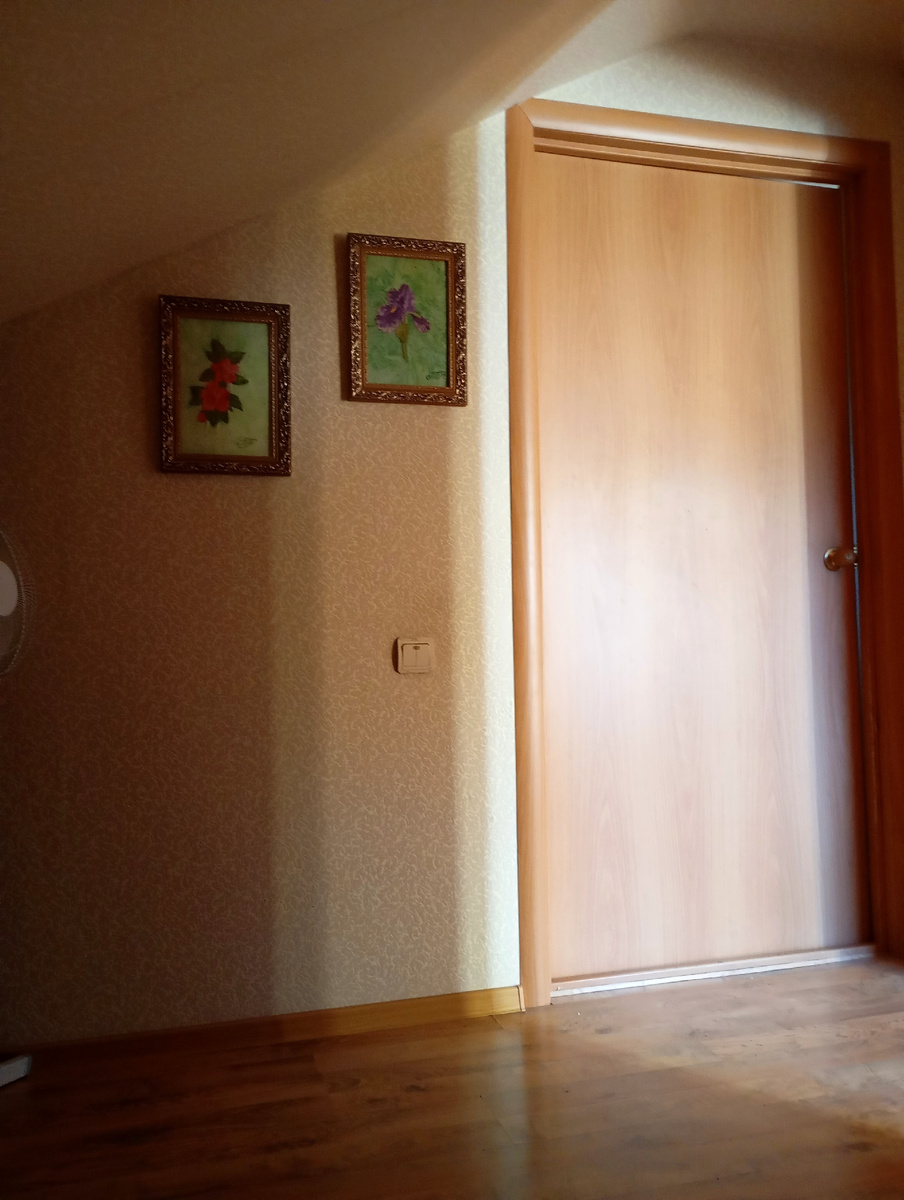 А, вот где две комнаты большая и маленькая, за этой дверью. Моя вышивка в коридоре второго этажа