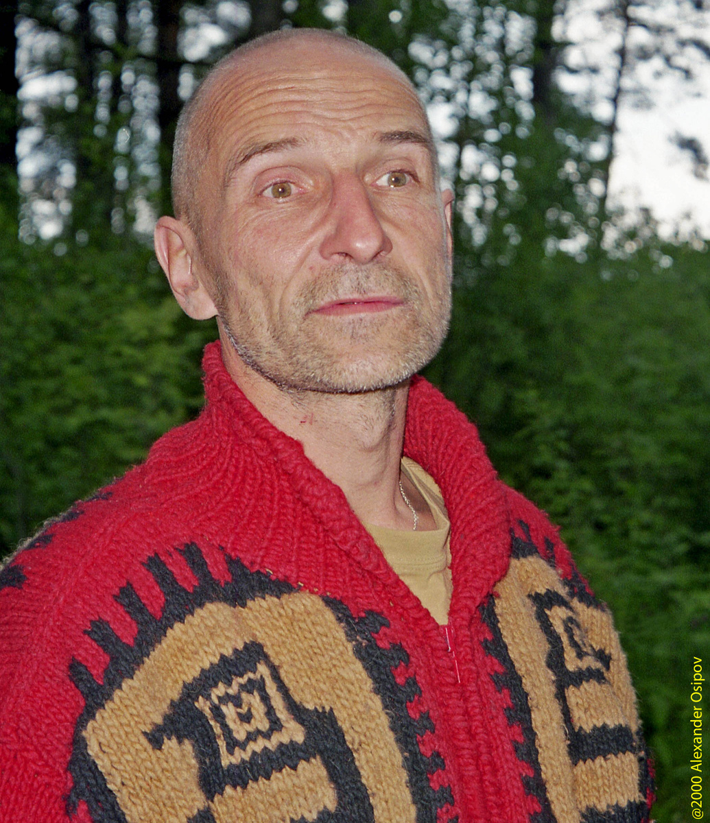 Петр Мамонов у себя на участке. Деревня Ефаново Наро-Фоминского района Московской области, 1 июля 2000 г.