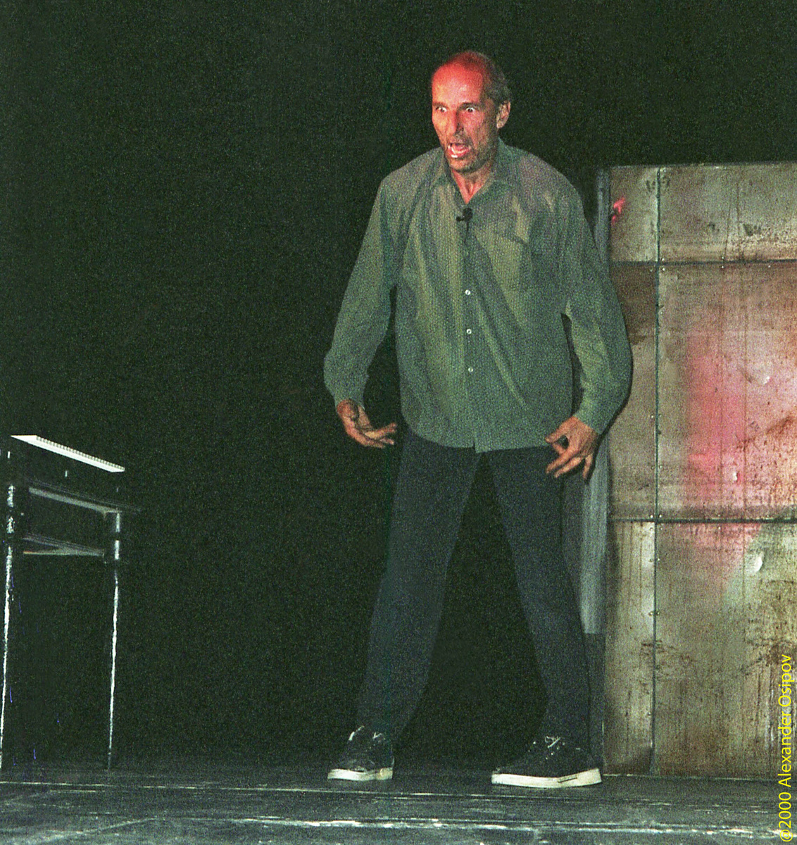Петр Мамонов во время спектакля «Есть ли жизнь на Марсе?» Московский драматический театр им. К. С. Станиславского, 6 июня 2000 г.