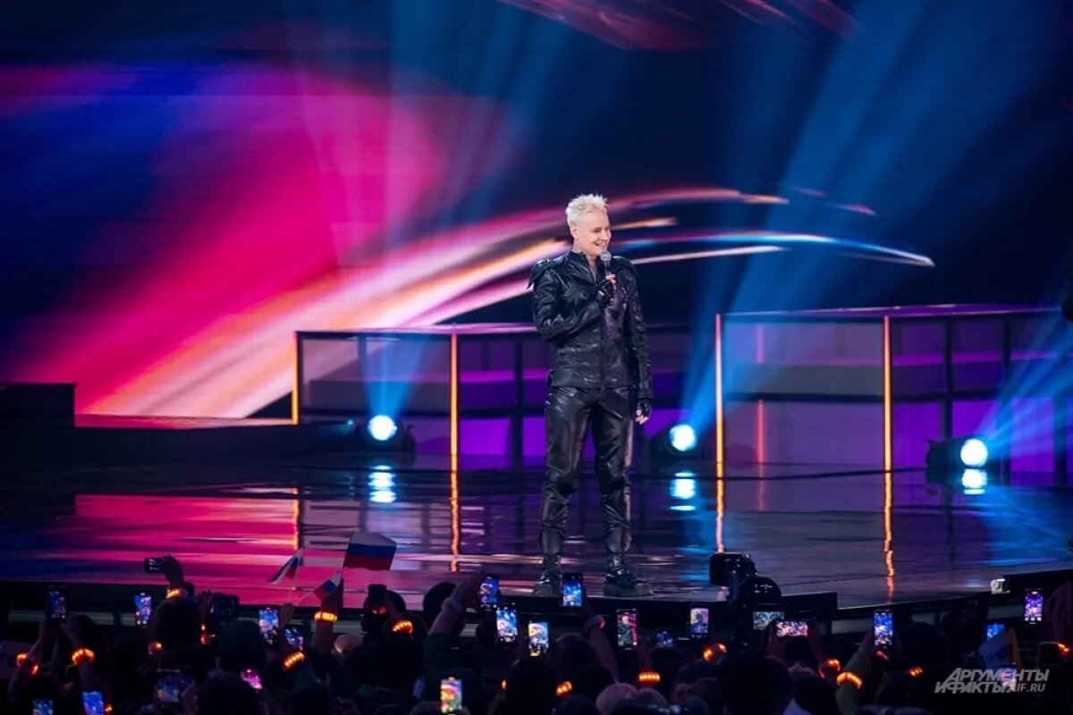    Певец SHAMAN исполнил песню нижегородского сенатора