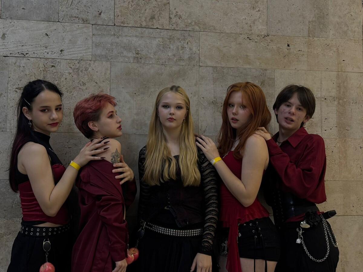 Вот они наши звёзды, видео еще нет,  Вика вторая слева. Вообще напоминает 90-е.