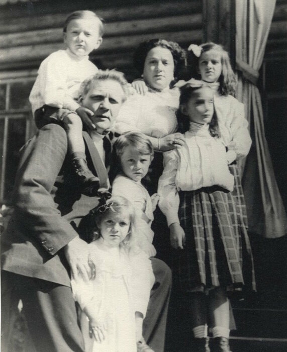 С Иолой и детьми.