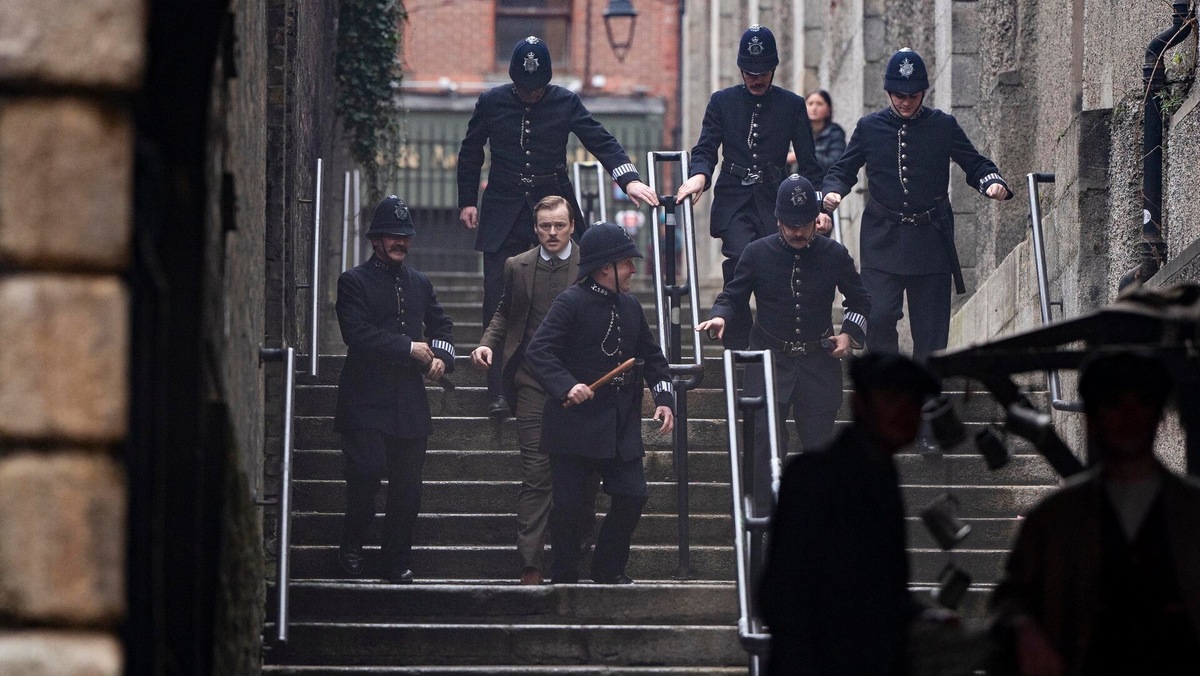 Арест и напряжённый момент: полиция ведёт подозреваемого по мрачным лондонским улицам викторианской эпохи, (источник: kinopoisk.ru)