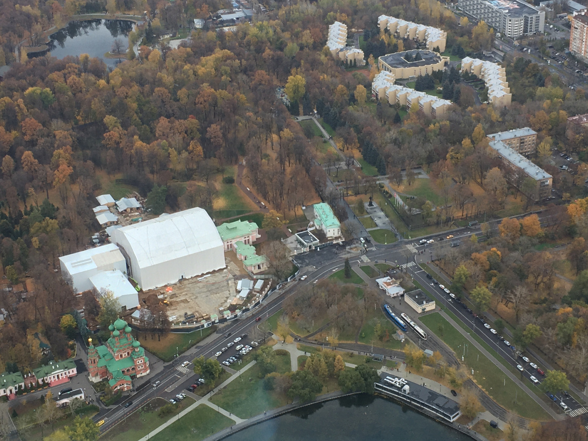 Вид на усадьбу Останкино с Останкинской телебашни
