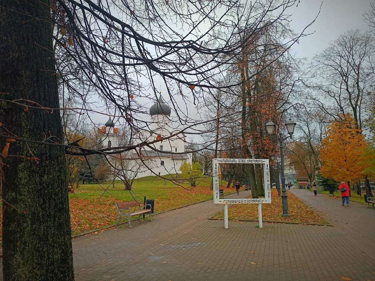 Люблю гулять на обеде и фотографировать на телефон.