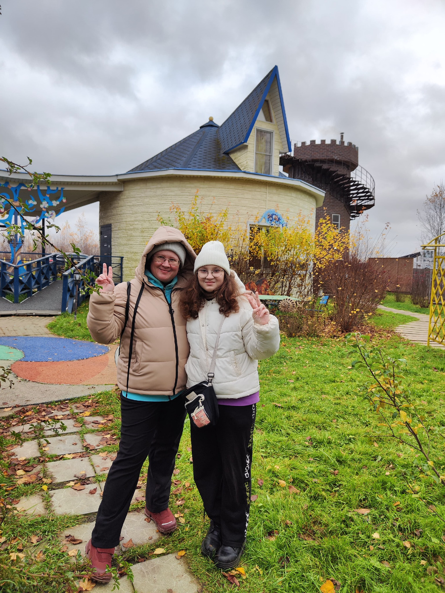 Возле второго коттеджа