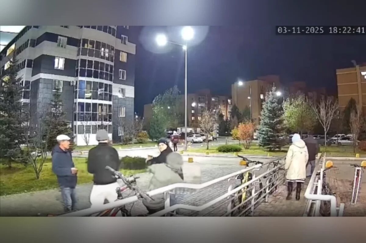    Двое мужчин, по словам соседей — братья, вышли во двор с молотком.