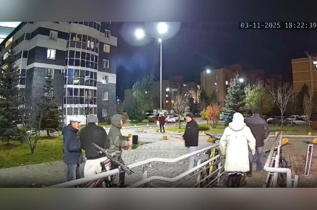    Мужчина с молотком напал на толпу. Фото: АиФ-Казань