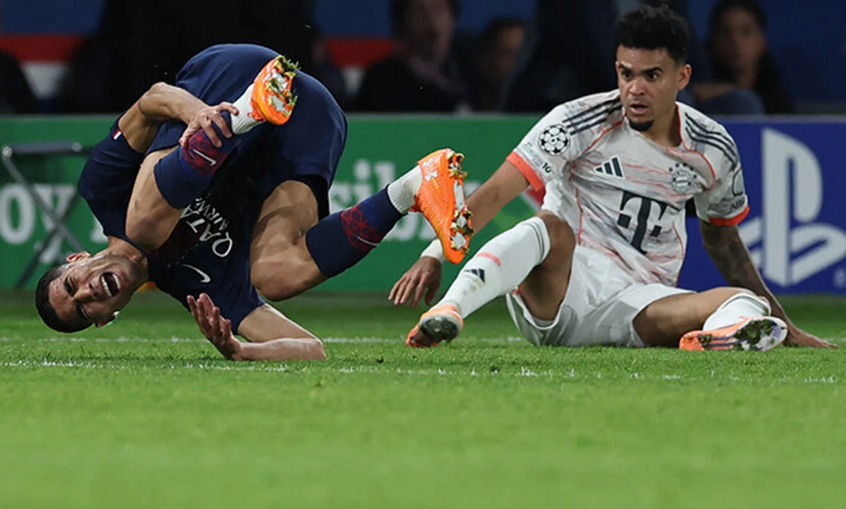 Луис Диас был удален за грубый фол против Ашрафа Хакими. Фото: УЕФА