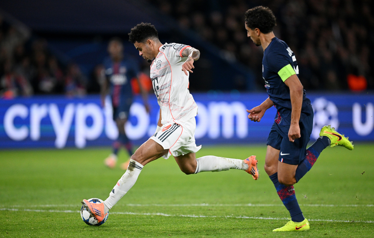    Нападающий "Баварии" Луис Диас и защитник ПСЖ Маркиньос  Stuart Franklin/Getty Images