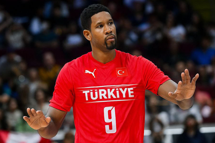    Вильфредо Леон / фото: volleyballworld.com; фотомонтаж: ChatGPT