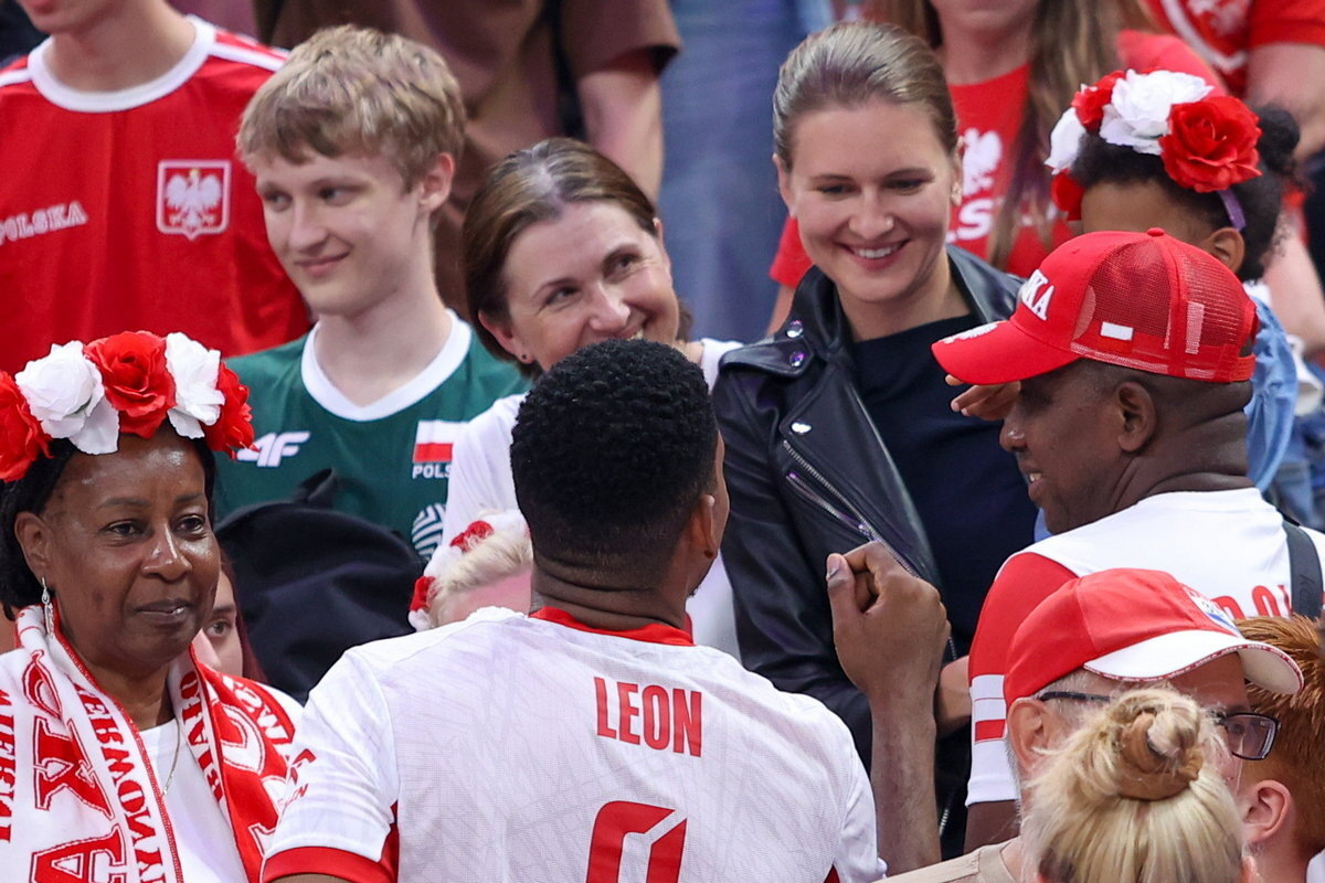    Леон с женой и родителями после матча Лиги наций-2025 Польша – Куба / фото: globallookpress.com