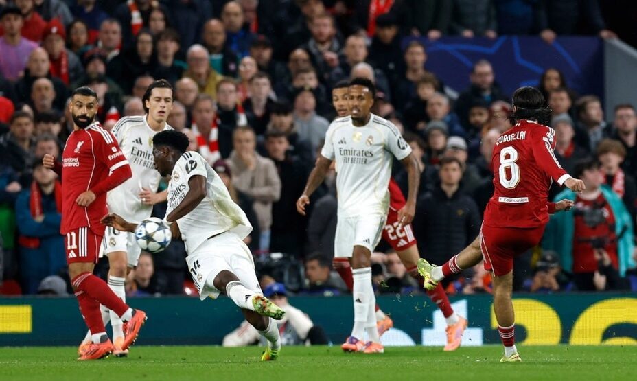    Судья Ковач не дал пенальти в ворота «Реала» после того, как мяч попал в руку Тучамени. Фото: Reuters