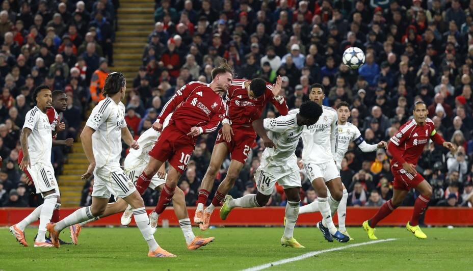    Алистер Мак Алистер отправляет мяч в ворота «Реала». Фото: Reuters