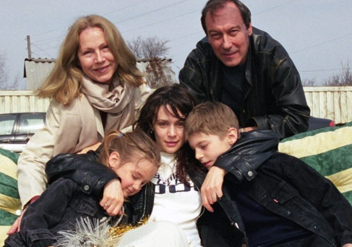 Оксана Фандера с детьми, Олегом Янковским и Людмилой Зориной