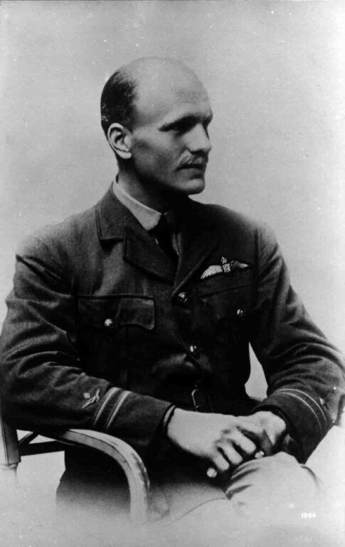 Капитан Фрэнк Бернуэлл (1880-1938) — британский авиаконструктор. В годы работы в компании Bristol Aeroplane Company создал ряд очень удачных самолетов таких Bristol Fighter , Bulldog и Blenheim. Изображение взято в открытом доступе