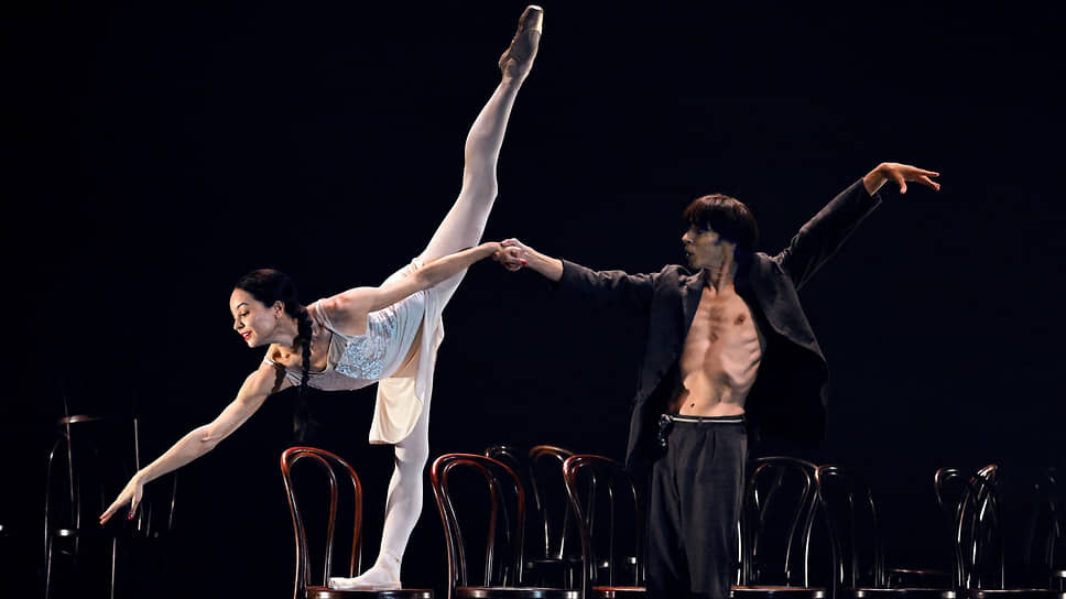 В «Стульях» Бежара даже обычный классический арабеск опирается на психологию.📷Фото: Антон Великжанин / Коммерсантъ