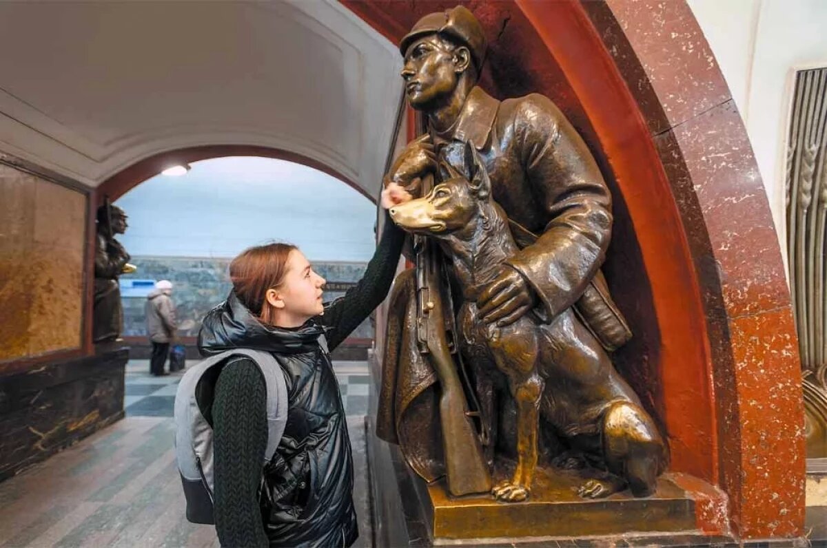    Большим успехом у пассажиров метро всегда пользовался собачий нос: из бронзового он стал «золотым».