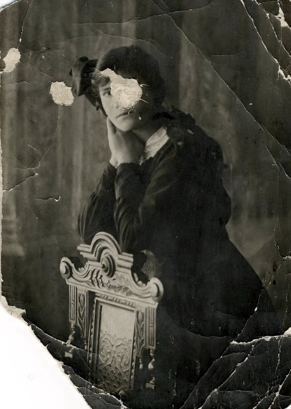 Варвара Распутина. Фото послереволюционное, сохранено подругой. Повреждено умышленно, из опасения репрессий со стороны советской власти.