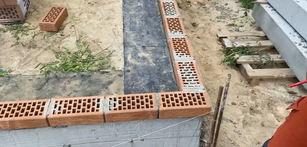 Искусство угла: Мастерство кирпичной кладкѝ угловых соединений