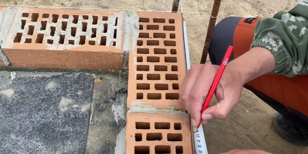 Искусство угла: Мастерство кирпичной кладкѝ угловых соединений