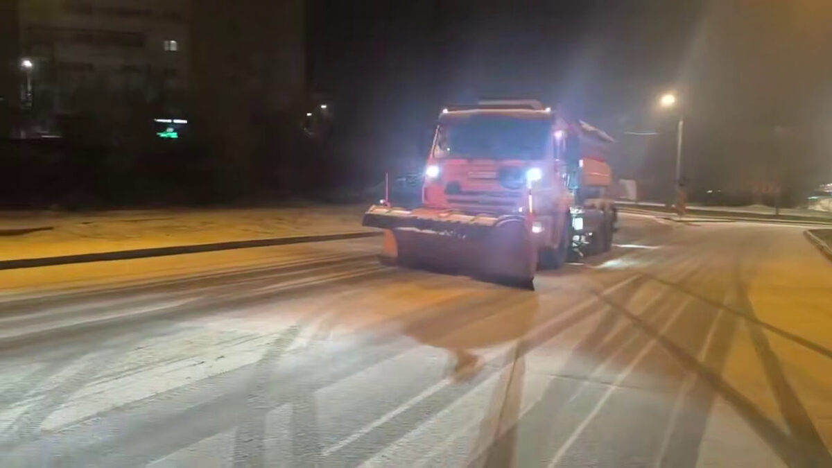     Красноярские дорожные службы вышли в первую зимнюю смену