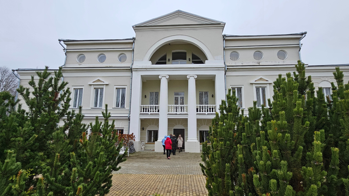 Со стороны въезда в усадьбу 