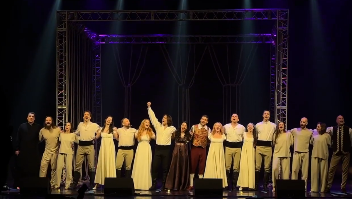 Актёры поют "Аллилуйю любви". Фото из личного архива автора