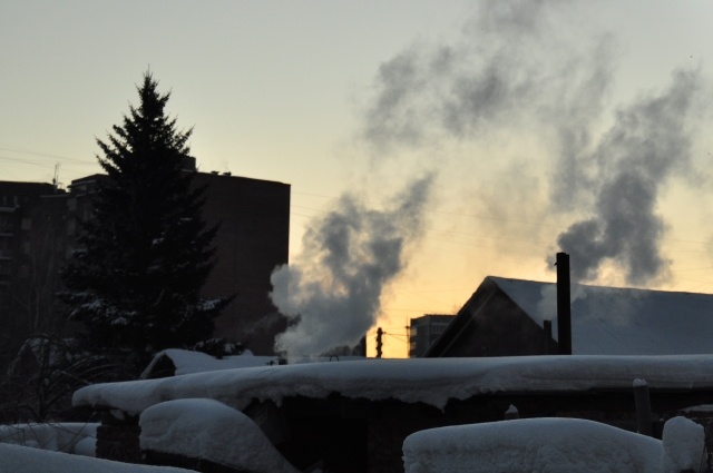    Выбросы от частных домов тоже вносят свой вклад в дымку, накрывающую микрорайон. Фото: АиФ/ Александра Горбунова