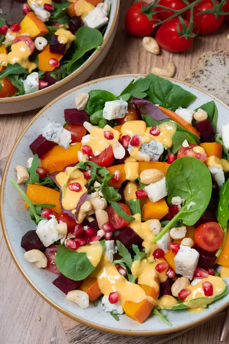 Сладкая тыква, терпкая свекла салат с ореховым соусом и сыром 