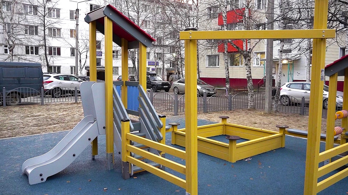    «Весёлый островок»: в Нефтеюганске открыли инклюзивную детскую площадку