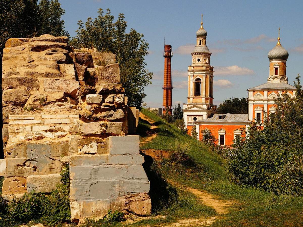 Спустившись с Соборной горы, загляните в сквер при Наре посмотреть скульптурные композиции из бронзы со стрельцами и рыбаками, созданные местным художником, преподавателем академии Глазунова, Ильёй Дюковым. Фото: Moneycantbuy/CC BY-SA 4.0