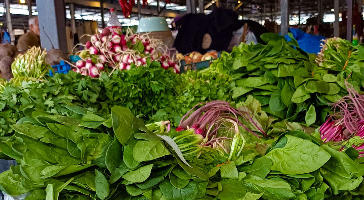 На одном из Тбилисских базаров. Редис с ботвой, ботва свеклы, шпинат и т.д.