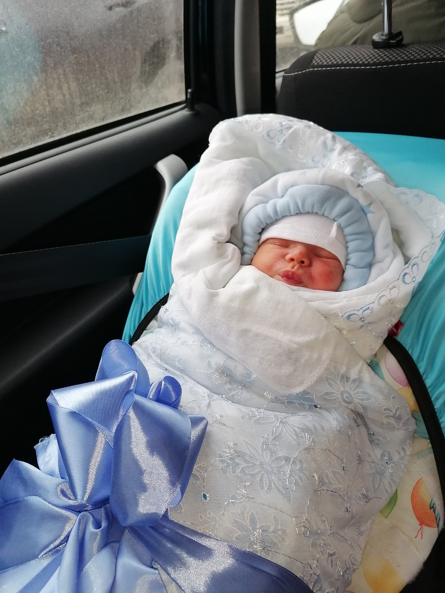 Это 8 ноября 2022 года, Александр нарядный едет домой