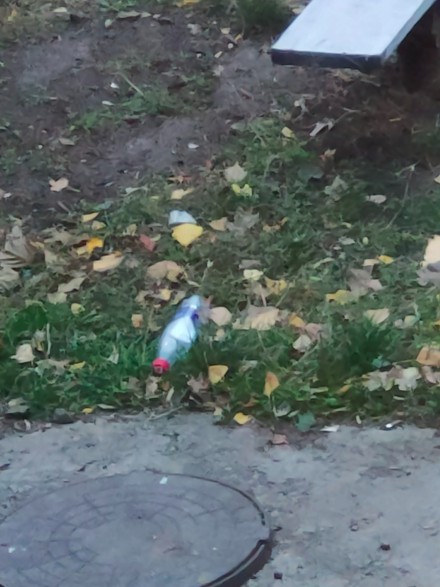 Бутылка валяется